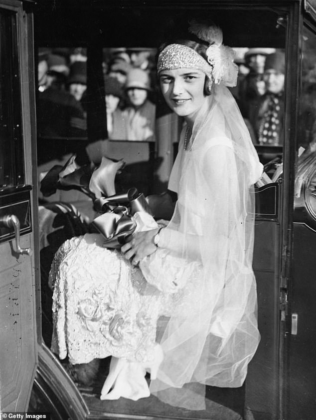 В то же время, когда он изменял будущему королю, Трандл спал с Эйлин Беннетт, которая в день своей свадьбы была величайшей британской теннисисткой