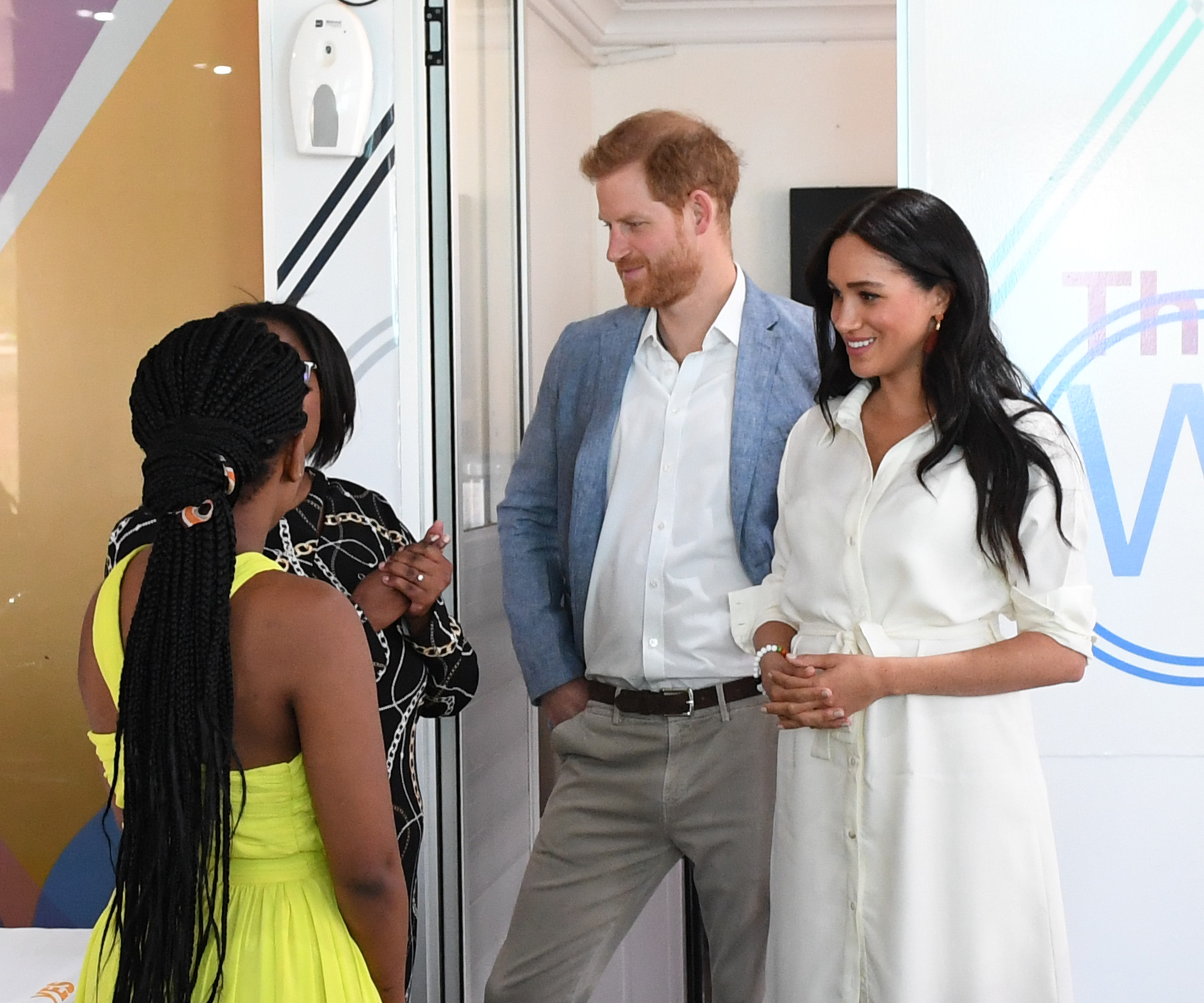  Королевская пара улыбнулась, когда они беседовали с парой молодых девушек о Службе занятости молодежи (ДА)