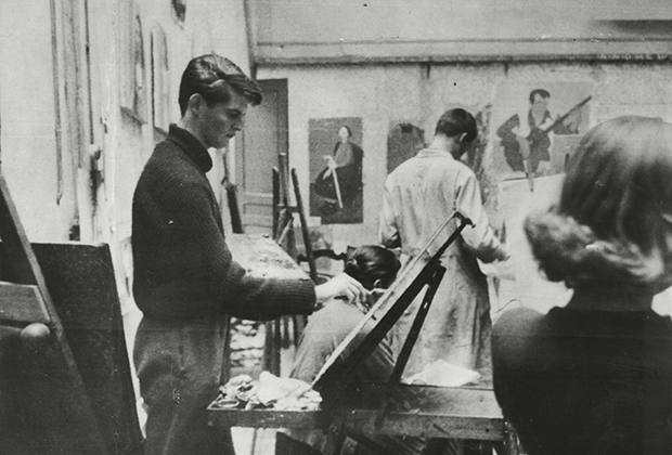 Александр Тинн в своей парижской студии, 1956 год