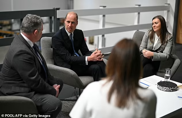 Днем 30 апреля принц Уэльский встретился с командой компании Low Carbon Materials в Сихеме (графство Дарем), чтобы узнать больше об их продукции, используемой в строительстве.-5