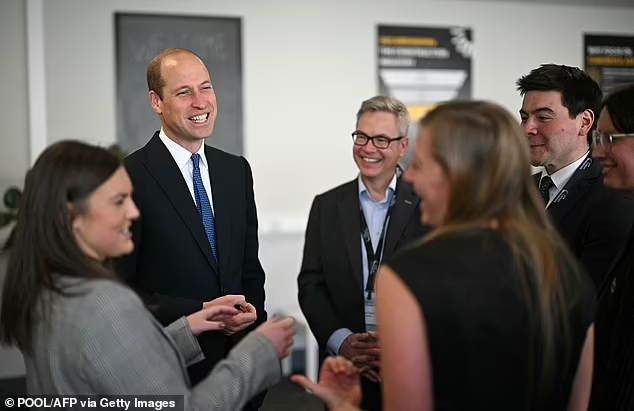 Днем 30 апреля принц Уэльский встретился с командой компании Low Carbon Materials в Сихеме (графство Дарем), чтобы узнать больше об их продукции, используемой в строительстве.-2
