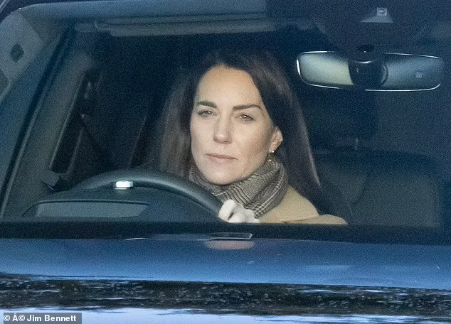 Кейт, принцесса Уэльская, появилась за рулём авто, серьёзная и грустная