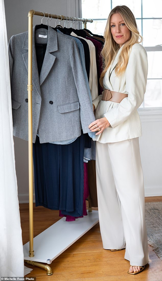Лиз Тейч, основательница The New York Stylist, демонстрирует, как одеваться как супербогатые люди