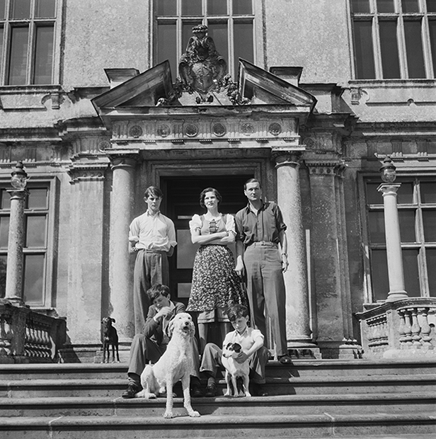 17-летний Александр Тинн (слева), его мать Дафна Филдинг (в центре), отец Генри Тинн (справа), братья Валентин и Кристофер и собаки Пуддл, Спайдер и Дэниэль, 1949 год
