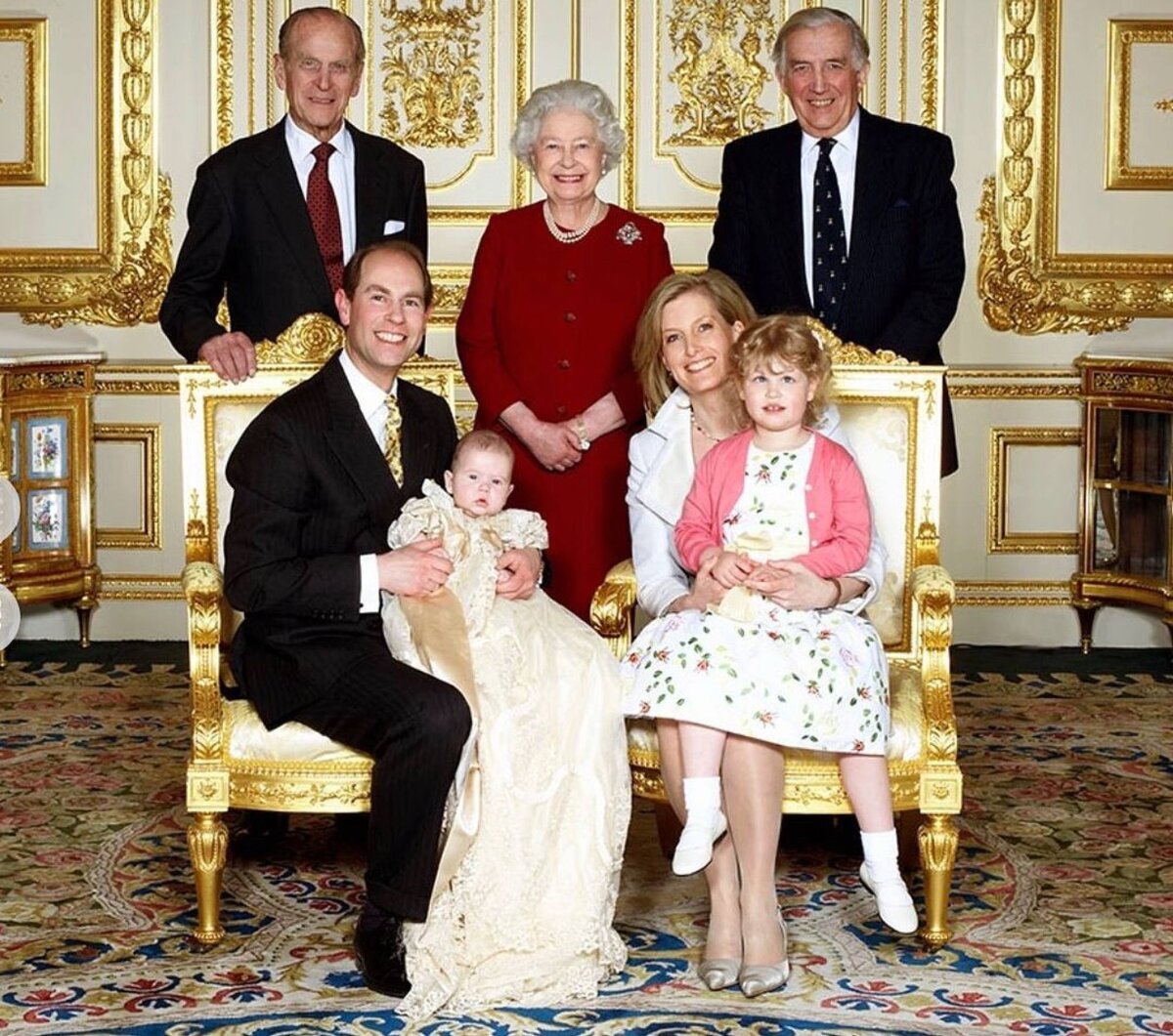  8 ноября 2023 года исполнилось 20 лет младшей внучке покойной королевы Елизаветы II леди Луизе Виндзор, дочери принца Эдварда и его жены Софи.-5
