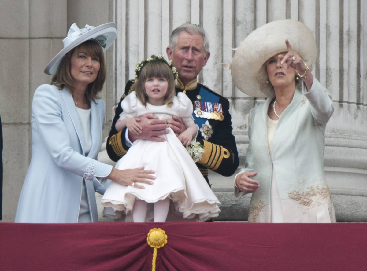 Кэрол Миддлтон, принц Чарльз с Элизой Лопес на руках и герцогиня Корнуольская на балконе Букингемского дворца после свадьбы принца Уильяма и Кейт Миддлтон в Вестминстерском аббатстве в 2011 году. Фото из сети Интернет