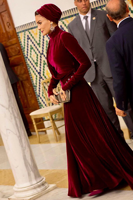 Шейха Моза в красном платье