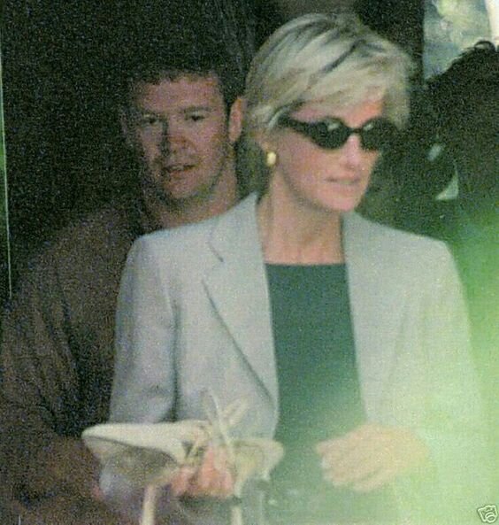 Диана с туфельками и телохранителем. 3- августа 1997-го. Фото https://i.pinimg.com.