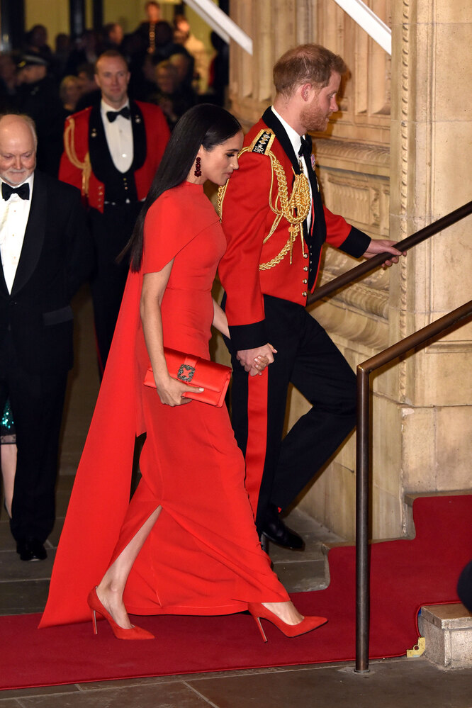 Меган Маркл в роскошном красном платье затмила всех на приеме в Лондоне