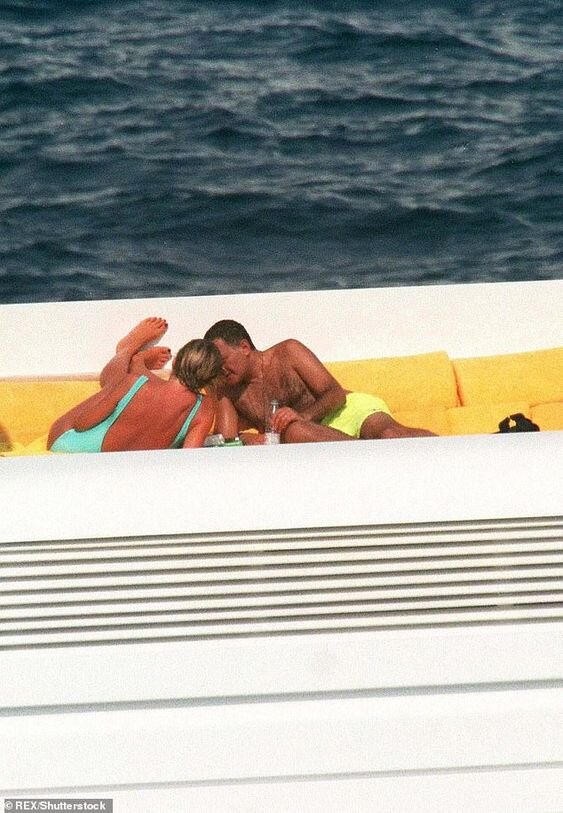 Диана и Доди на яхте. Ну очень интимный момент! Фото https://i.pinimg.com.