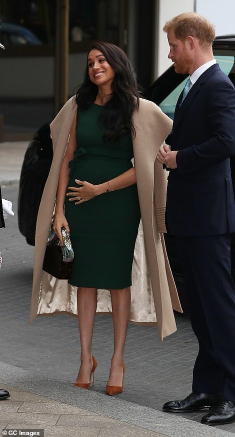 princeharryandme: «Это преднамеренный жест - начался слух о Sussex Spawn 2 !!  ??? ??? Да, она чертовски сука 