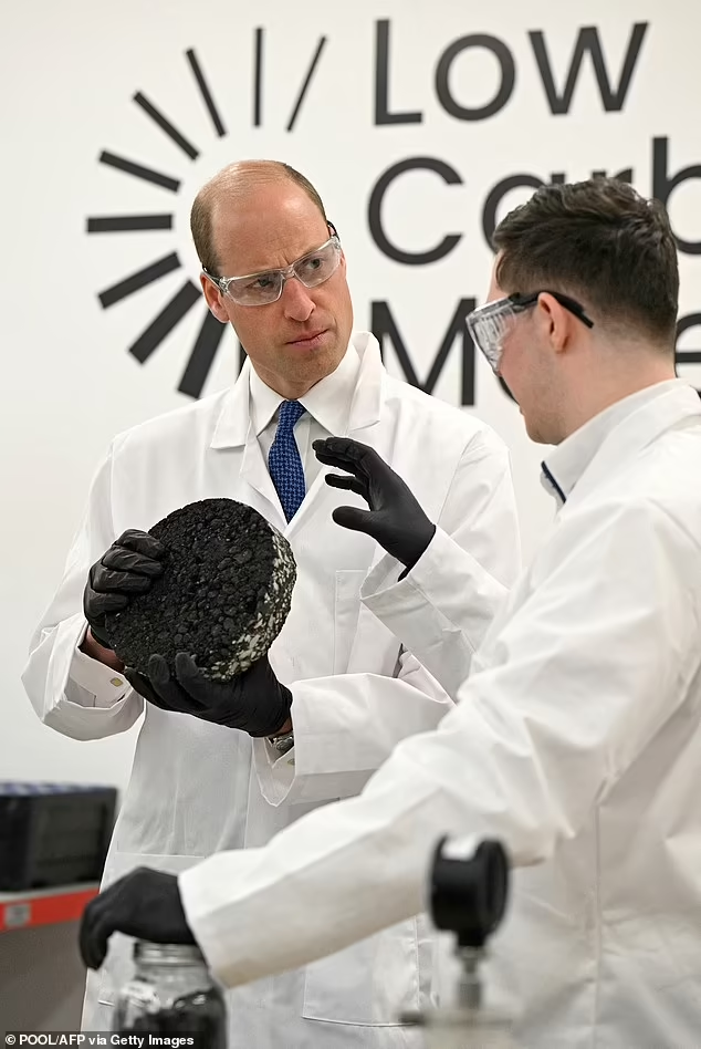 Днем 30 апреля принц Уэльский встретился с командой компании Low Carbon Materials в Сихеме (графство Дарем), чтобы узнать больше об их продукции, используемой в строительстве.-6