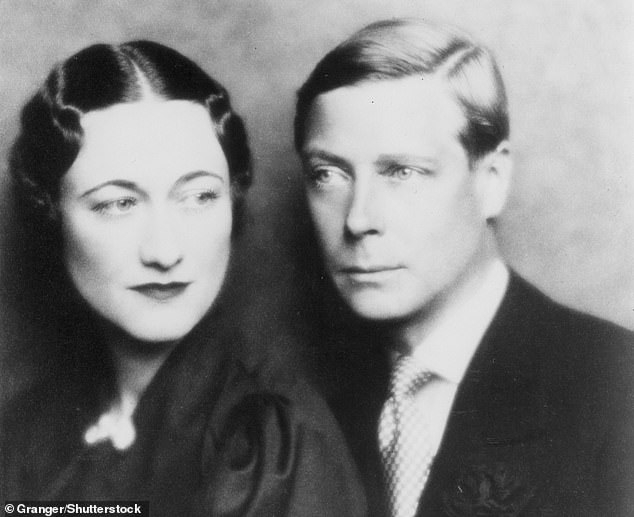 Эдвард, влюблённый в Уоллис, так и не узнал об их романе. С присущей ему иронией он был готов отказаться от своего трона и империи ради «женщины, которую я люблю».