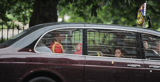 Кейт, принцесса Уэльская, как и обещала вчера, появилась на параде Trooping the Colour.  Вот её первые фотографии с детьми и принцем Уильямом в автомобиле, они только прибыли.-6