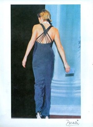 Диана покидает сцену на балу совета модельеров Америки. Нью-Йорк, США. 31 января 1995 года. Фото https://i.pinimg.com.