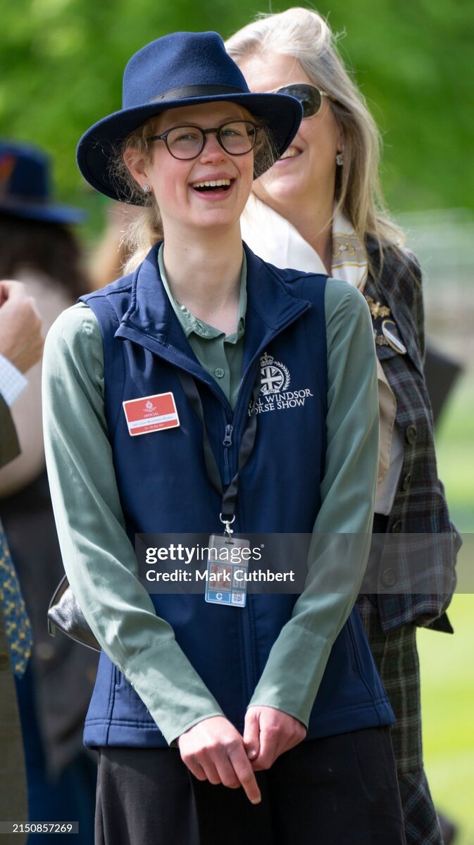 Сегодня Королевскую конную выставку посетила Леди Луиза Виндзор, дочь принца Эдварда и Софи. Она была в фирменном жилете и бейджиком, на котором было написано, что она - официальное лицо.-7