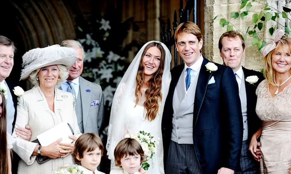 Счастливые времена: Камилла улыбается вместе со своим спокойным зятем на лондонской свадьбе Бена Эллиота и Мэри-Клэр Уинвуд.