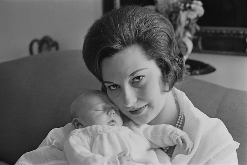 Джанет Брайс, леди Милфорд Хейвен, на фото со своим новорожденным сыном Иваром Маунтбеттеном в Лондоне, 20 марта 1963 года.