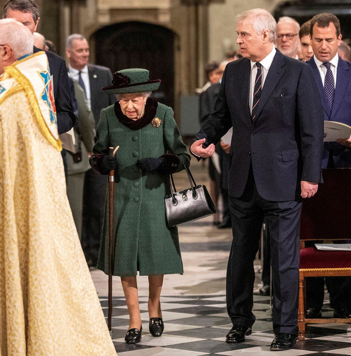 Принц Эндрю сопровождает королеву Елизавету. Фото из интернета