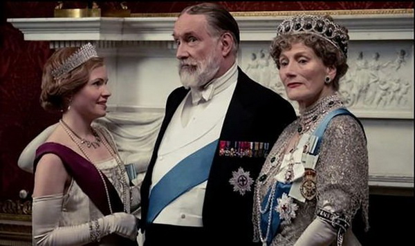 Kate-with-Simon-Jones-and-Geraldine-James-in-Downton-Abbey-2052407