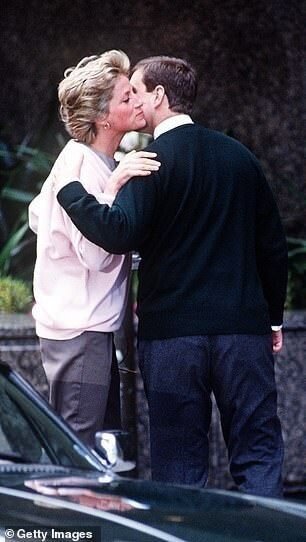 Всё-то видят папарацци! Снимок был сделан 25 марта 1988-го. Диана трогательно здоровается - или прощается? - с принцем Эндрю. Фото https://i.pinimg.com.
