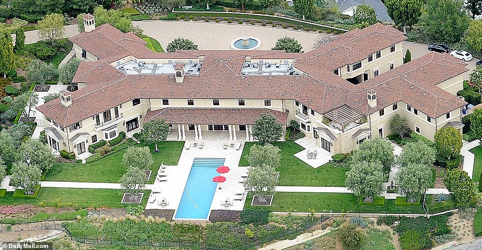 Beverly Ridge Estates находится недалеко от частного аэропорта Ван-Найс и некоторых наиболее желательных частных школ в Вестсайде в Лос-Анджелесе.