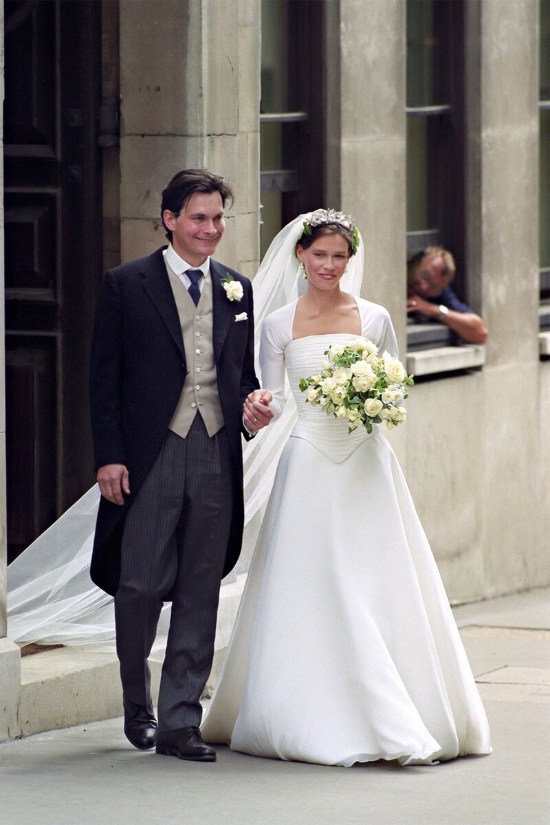  Леди Сара Чатто, единственная племянница покойной королевы, надела потрясающее платье от Джаспера Конрана на свою свадьбу с художником Дэниелом Чатто в 1994 году.-2