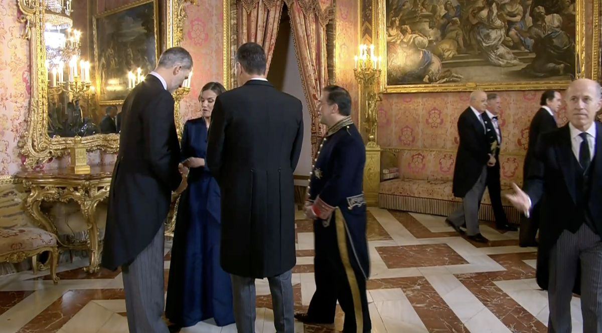 Король Филипп и королева Летиция председательствовали на традиционном приеме дипломатического корпуса в Королевском дворце, торжественном приеме, на котором королеве пришлось столкнуться  с небольшой-7