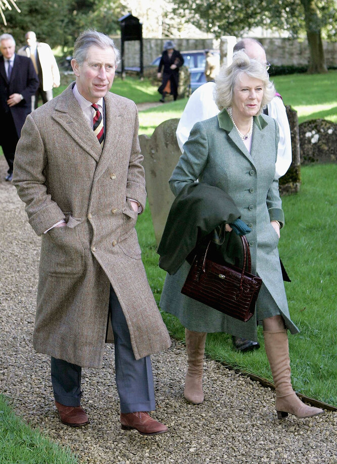 Экономность - это, конечно, очень хорошее качество, но он же принц, а теперь и король, а одно и то же пальто носит вот уже 35 лет, это ненормально!-8