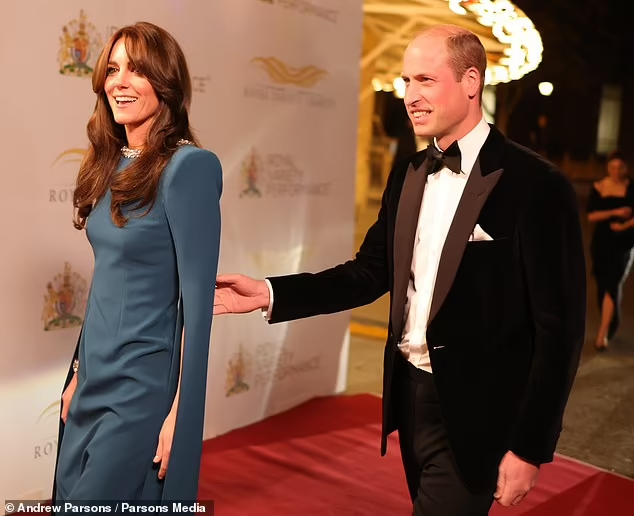 Принц и принцесса Уэльские вместе с кронпринцессой Швеции Викторией и её супругом принцем Даниэлем побывали на ежегодном Королевском шоу варьете Royal Variety Performance.-5
