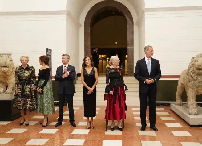 Очень интересная история происходит сейчас в Дании: во время государственного визита испанского короля и королевы появились фото наследного крон-принца Фредерика в компании с другой женщиной.-7