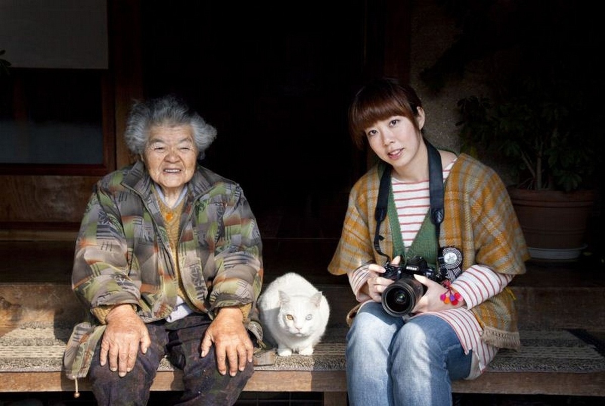  75-летняя Мисао нашла белоснежного котёнка с разноцветными глазами в сарае. Он родился от бездомной кошки. Бабушка приютила котёнка, и с тех пор они стали неразлучными.-17