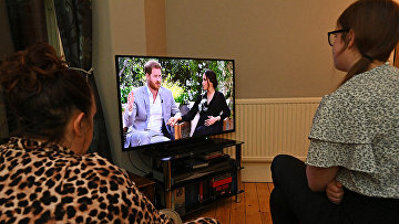 Британцы смотрят интервью принца Гарри и Меган, герцогини Сассексской в Ливерпуле, Великобритания
