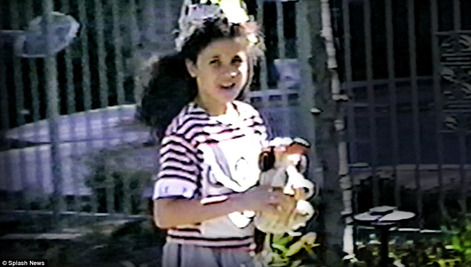 На фото восьмилетняя Меган Маркл в золотой короне, играющая роль королевы в королевском доме на дне рождения друга.