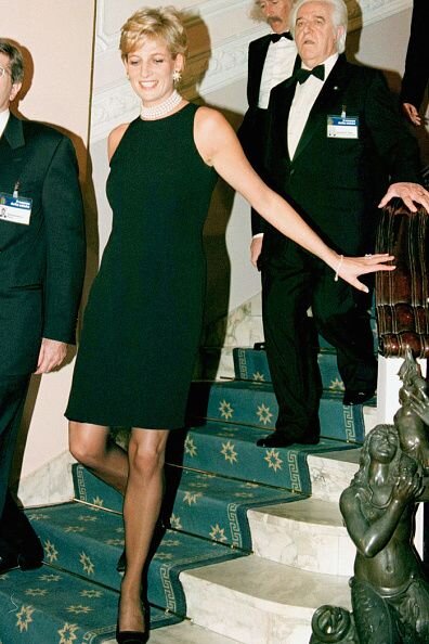 Диана, Принцесса Уэльская, на ужине в Гранд-Отеле в Римини, Италия, где ей вручили гуманитарную премию за благотворительную деятельность. Фото Pinterest.