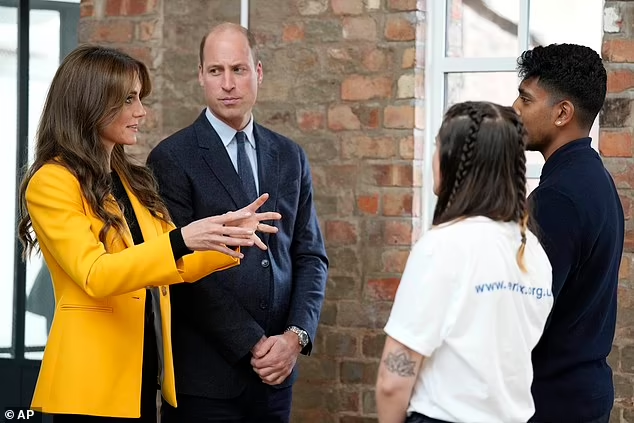 Сразу, чтобы по традиции британских СМИ не отвлекаться на наряд Кэтрин, принцессы Уэльской (он, конечно же, в заголовках, как ошеломляюще желтый солнечный пиджак), - она в элегантном и ставшем уже
