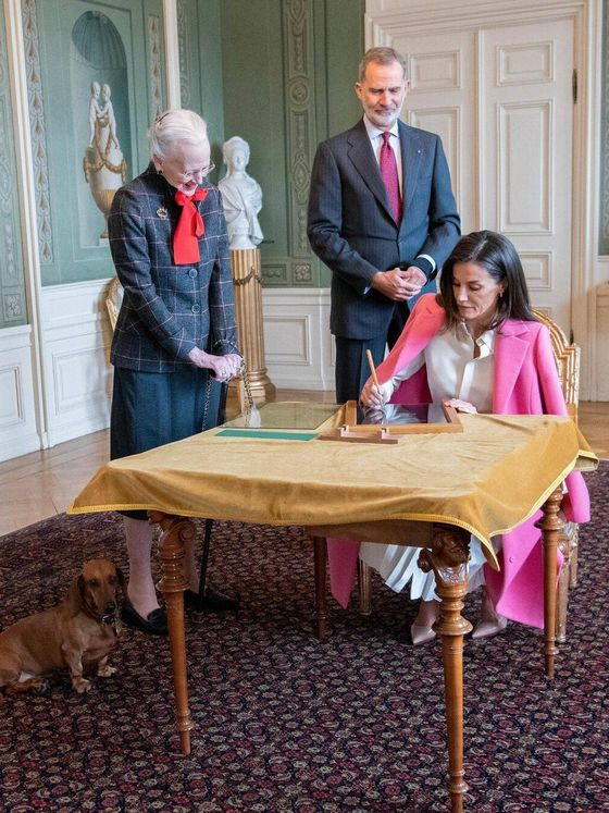 В последний день своего визита в Данию королевские особы  исполнили многовековую традицию, которой строго следует королева Маргарете II.-3