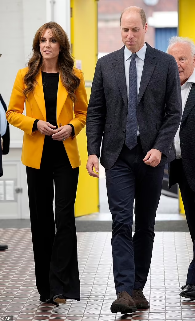 Сразу, чтобы по традиции британских СМИ не отвлекаться на наряд Кэтрин, принцессы Уэльской (он, конечно же, в заголовках, как ошеломляюще желтый солнечный пиджак), - она в элегантном и ставшем уже-3