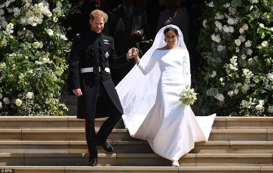Повелители волков заставили Меган надеть на свадьбу белое платье с фатой от Givenchy и невзрачную тиару