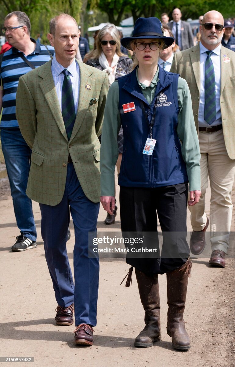 Сегодня Королевскую конную выставку посетила Леди Луиза Виндзор, дочь принца Эдварда и Софи. Она была в фирменном жилете и бейджиком, на котором было написано, что она - официальное лицо.-6