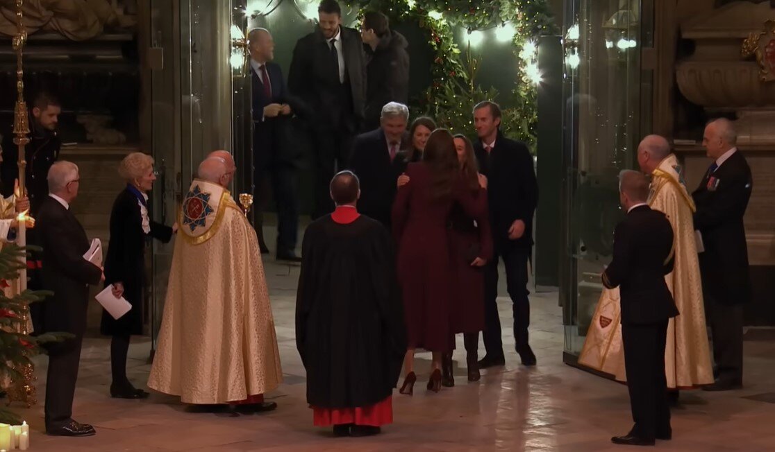 Кэтрин приветствует свою семью на входе в аббатство