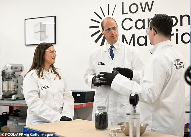 Днем 30 апреля принц Уэльский встретился с командой компании Low Carbon Materials в Сихеме (графство Дарем), чтобы узнать больше об их продукции, используемой в строительстве.