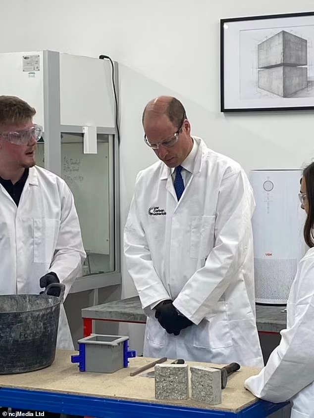 Днем 30 апреля принц Уэльский встретился с командой компании Low Carbon Materials в Сихеме (графство Дарем), чтобы узнать больше об их продукции, используемой в строительстве.-4