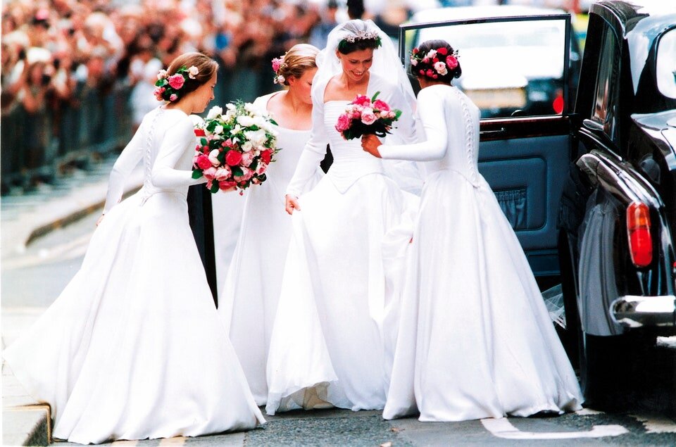  Леди Сара Чатто, единственная племянница покойной королевы, надела потрясающее платье от Джаспера Конрана на свою свадьбу с художником Дэниелом Чатто в 1994 году.-7