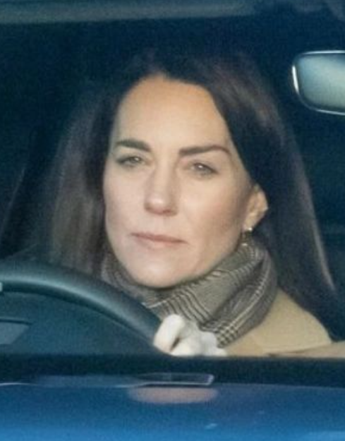 Кейт, принцесса Уэльская, появилась за рулём авто, серьёзная и грустная