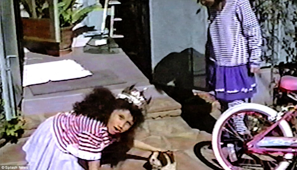 Позже в видео можно также увидеть, как Меган гладит игрушечную собаку после того, как она забирает ее у друга, она издает восхищенный возглас, когда замечает собаку.