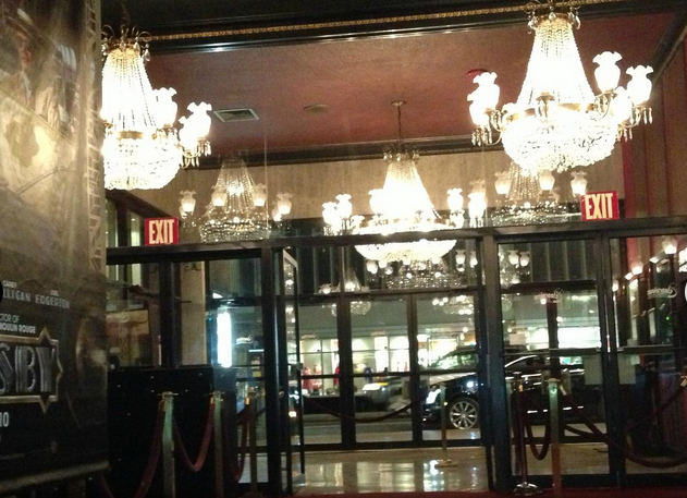 Вид на главный вход в конференц-зал Ziegfeld изнутри