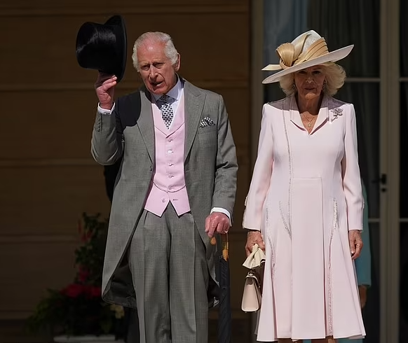  Букингемский дворец сообщил, что Король Чарльз, королева Камилла и принц Уэльский посетят церемонии в Франции по случаю 80-летия высадки десанта Д 6 июня.-2