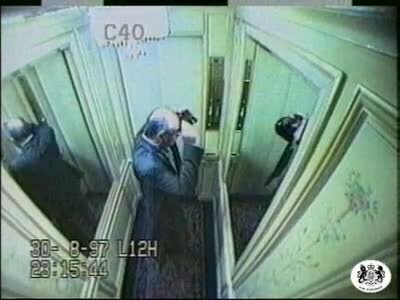 Анри Поль в лифте Рица. Фото https://avatars.mds.yandex.net.