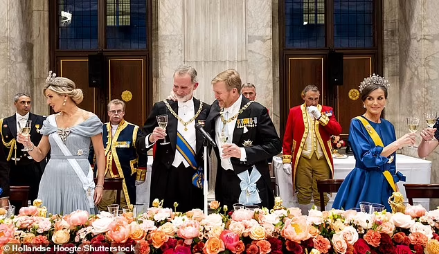 Вчера, 17 апреля, в Нидерландах состоялся государственный ужин в честь визита испанских короля Филиппа и королевы Летиции.-6